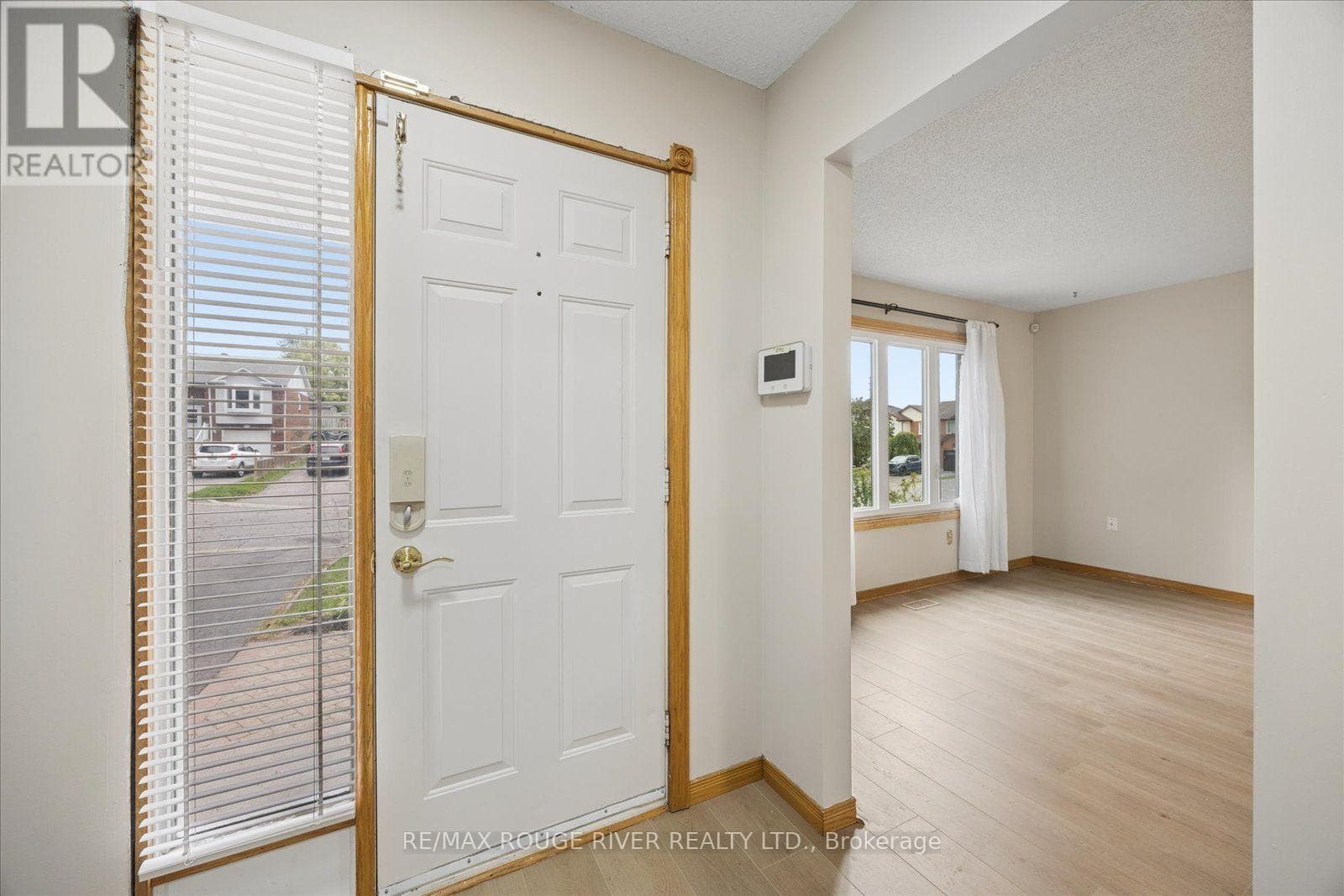Single Family at Main- 856 Meadowhill Court, Oshawa (Pinecrest), Ontario - Photo 4 - RE/MAX Garden City Realty