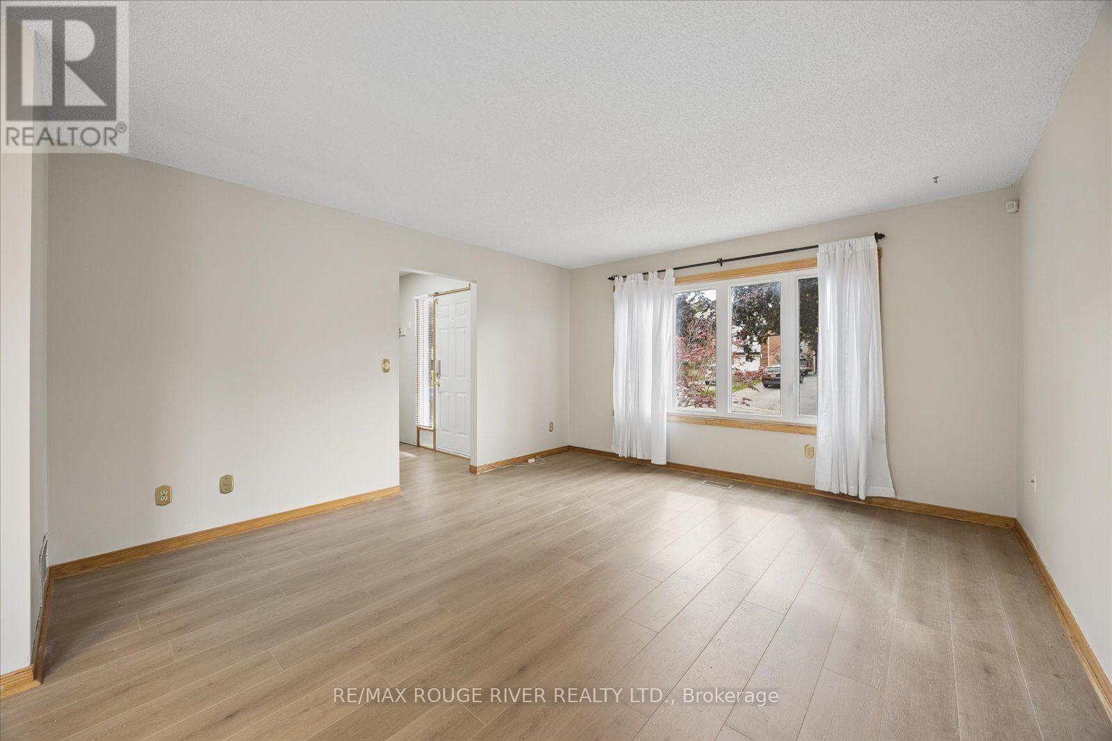 Single Family at Main- 856 Meadowhill Court, Oshawa (Pinecrest), Ontario - Photo 5 - RE/MAX Garden City Realty