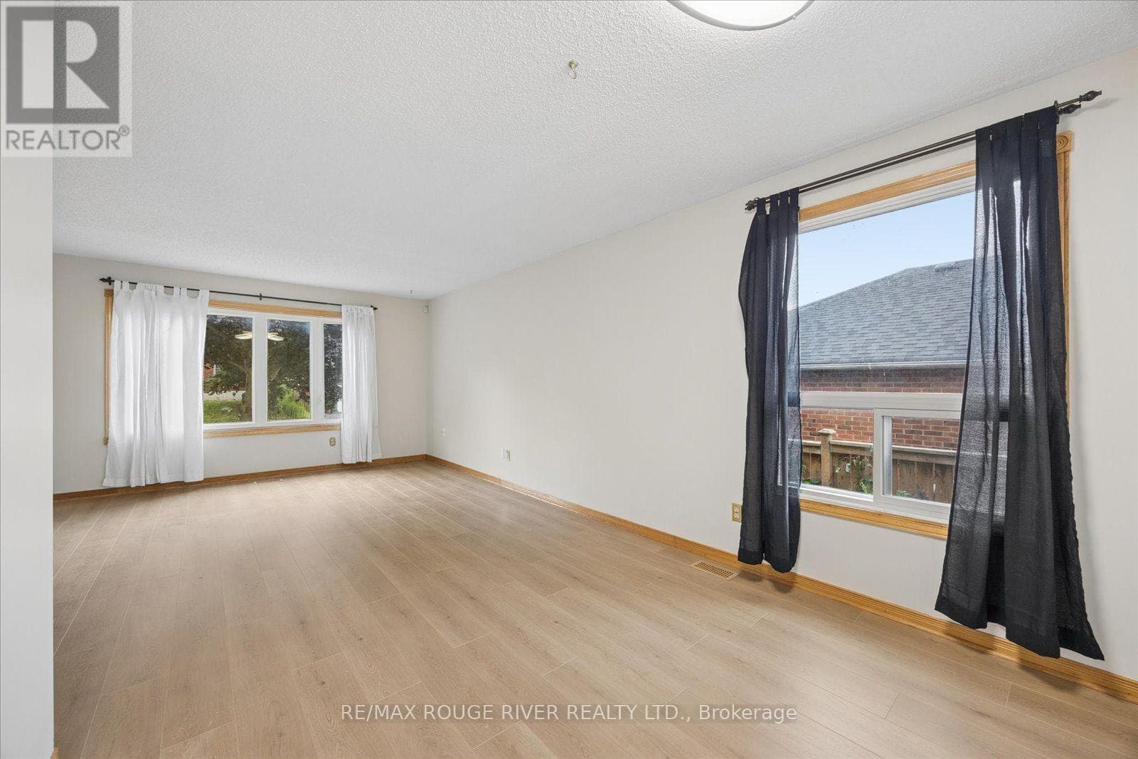 Single Family at Main- 856 Meadowhill Court, Oshawa (Pinecrest), Ontario - Photo 6 - RE/MAX Garden City Realty