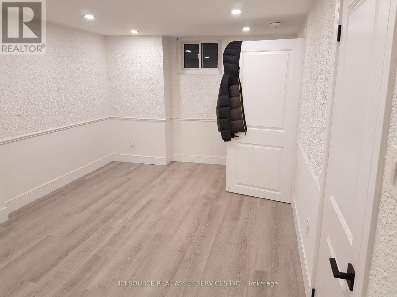 Single Family at Lower- 411 Enfield Road, Burlington (LaSalle), Ontario - Photo 3 - RE/MAX Garden City Realty