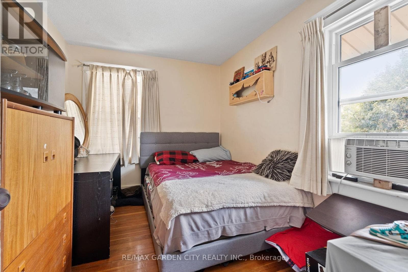 Single Family at 4842 Fourth Avenue, Niagara Falls (Cherrywood), Ontario - Photo 10 - RE/MAX Garden City Realty