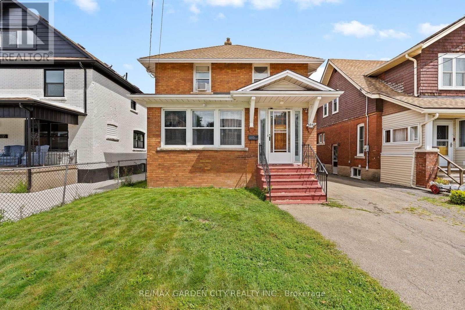Single Family at 4842 Fourth Avenue, Niagara Falls (Cherrywood), Ontario - Photo 2 - RE/MAX Garden City Realty