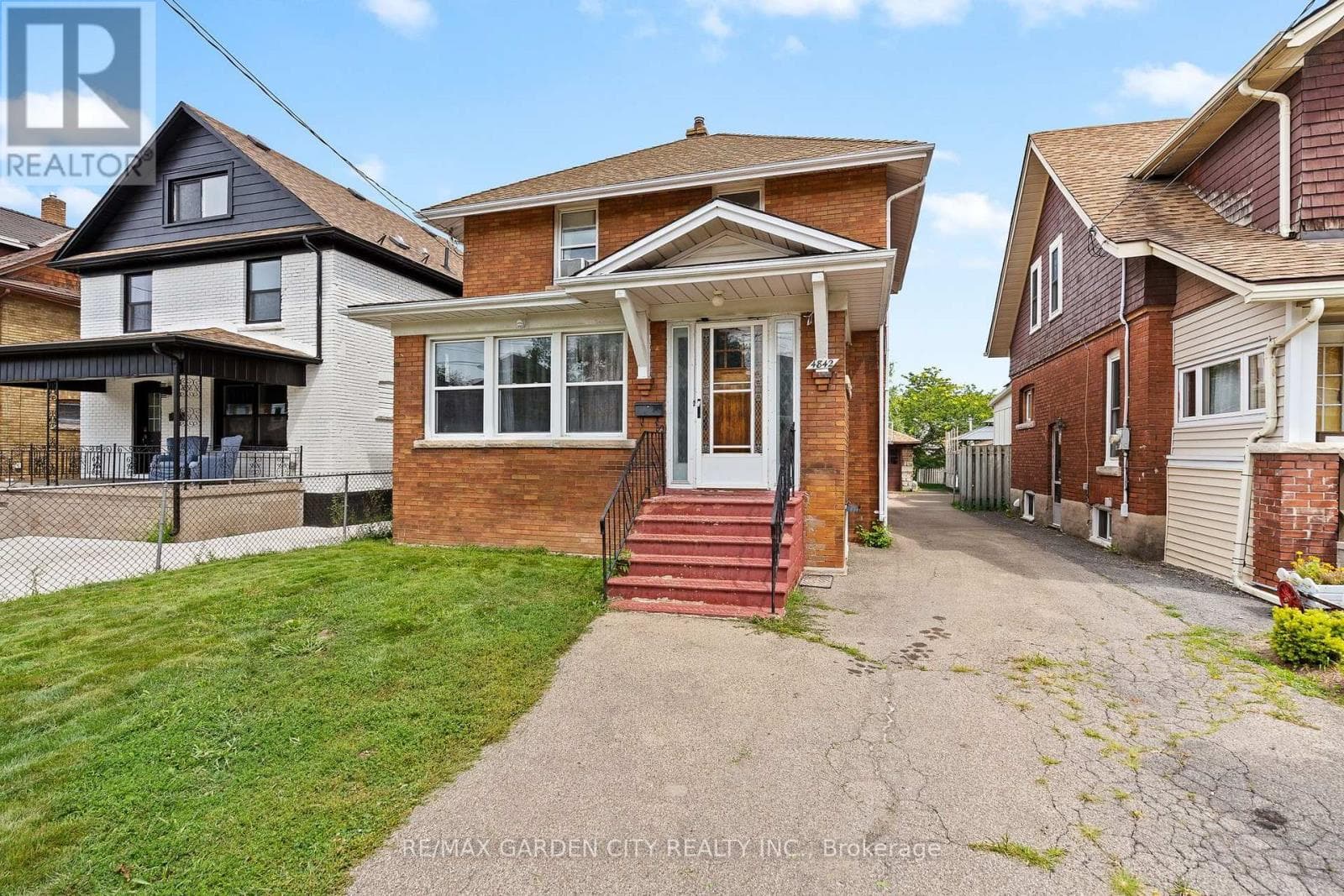Single Family at 4842 Fourth Avenue, Niagara Falls (Cherrywood), Ontario - Photo 3 - RE/MAX Garden City Realty