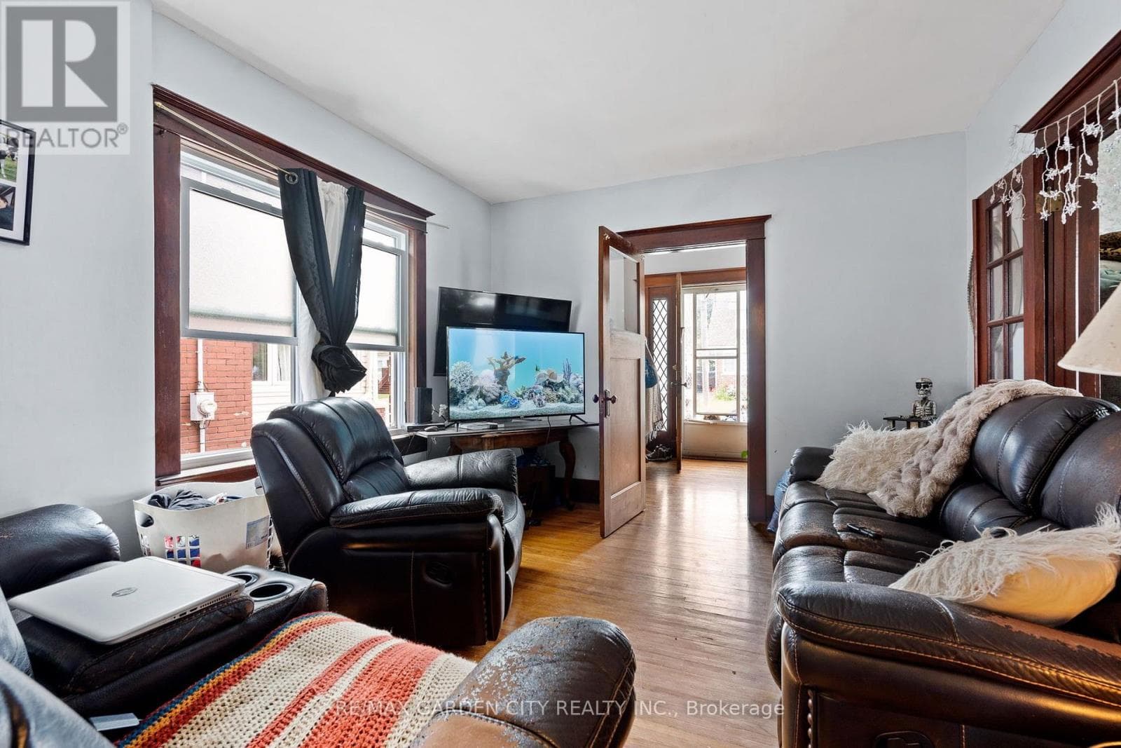 Single Family at 4842 Fourth Avenue, Niagara Falls (Cherrywood), Ontario - Photo 4 - RE/MAX Garden City Realty