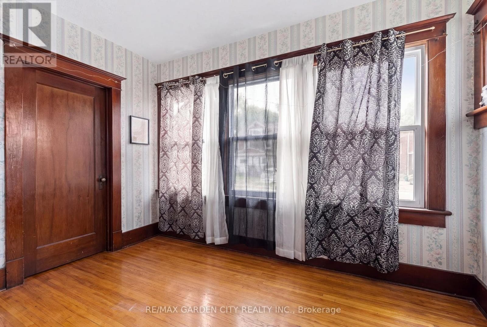 Single Family at 4842 Fourth Avenue, Niagara Falls (Cherrywood), Ontario - Photo 5 - RE/MAX Garden City Realty