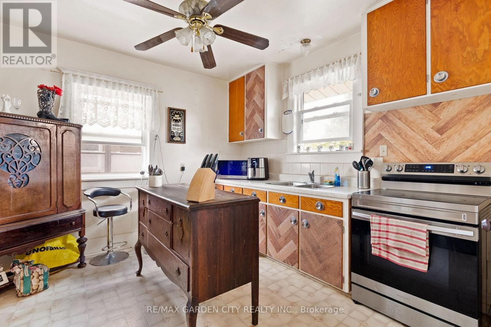 Single Family at 4842 Fourth Avenue, Niagara Falls (Cherrywood), Ontario - Photo 7 - RE/MAX Garden City Realty