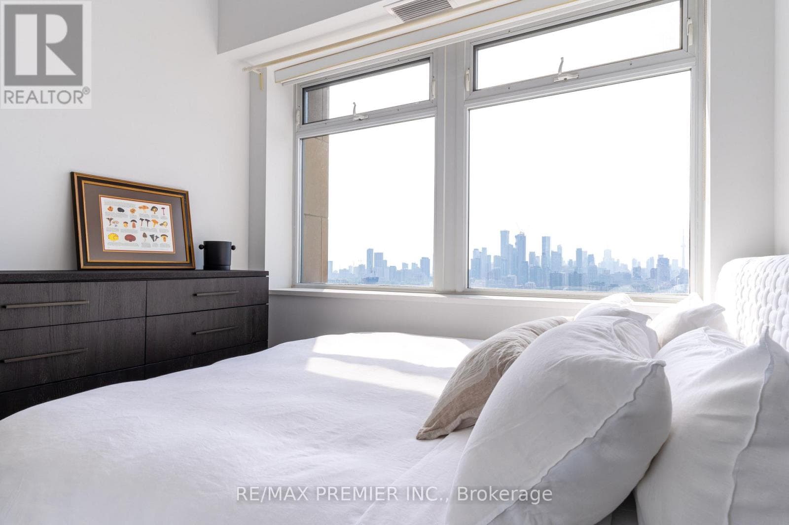Single Family at 1218- 111 St. Clair Avenue, Toronto (Yonge-St. Clair), Ontario - Photo 6 - RE/MAX Garden City Realty