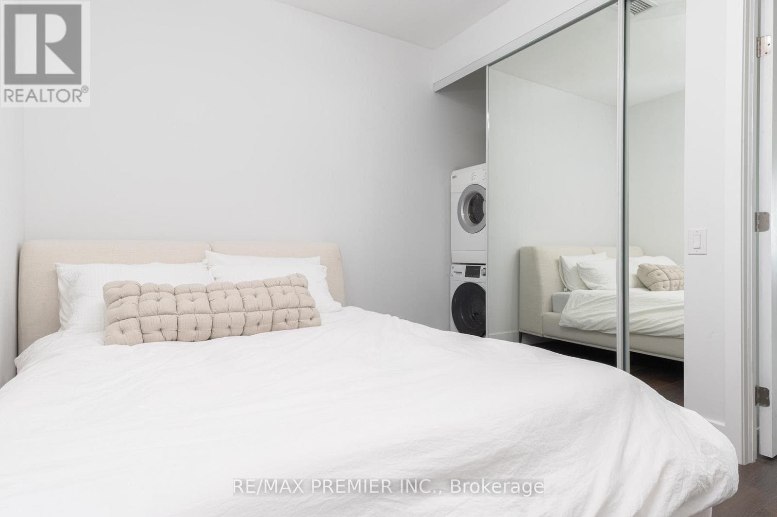 Single Family at 1218- 111 St. Clair Avenue, Toronto (Yonge-St. Clair), Ontario - Photo 7 - RE/MAX Garden City Realty