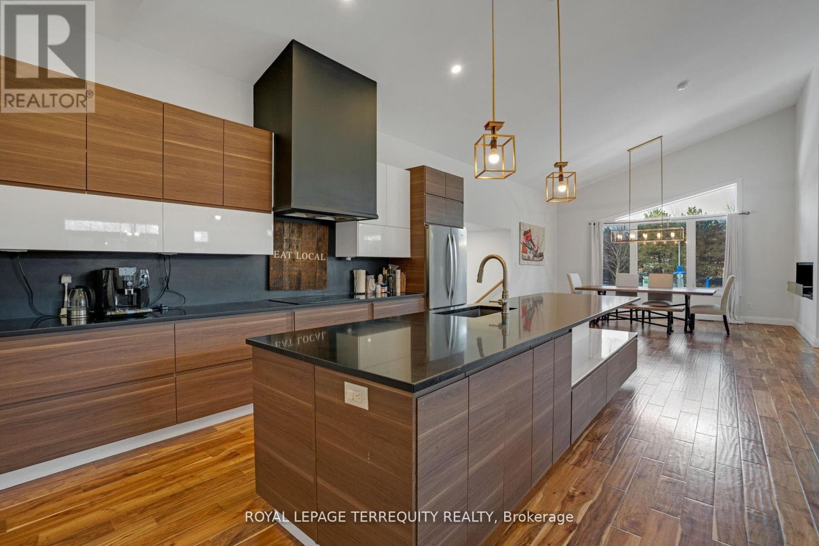 Single Family at 716 North Shore Boulevard, Burlington (LaSalle), Ontario - Photo 6 - RE/MAX Garden City Realty