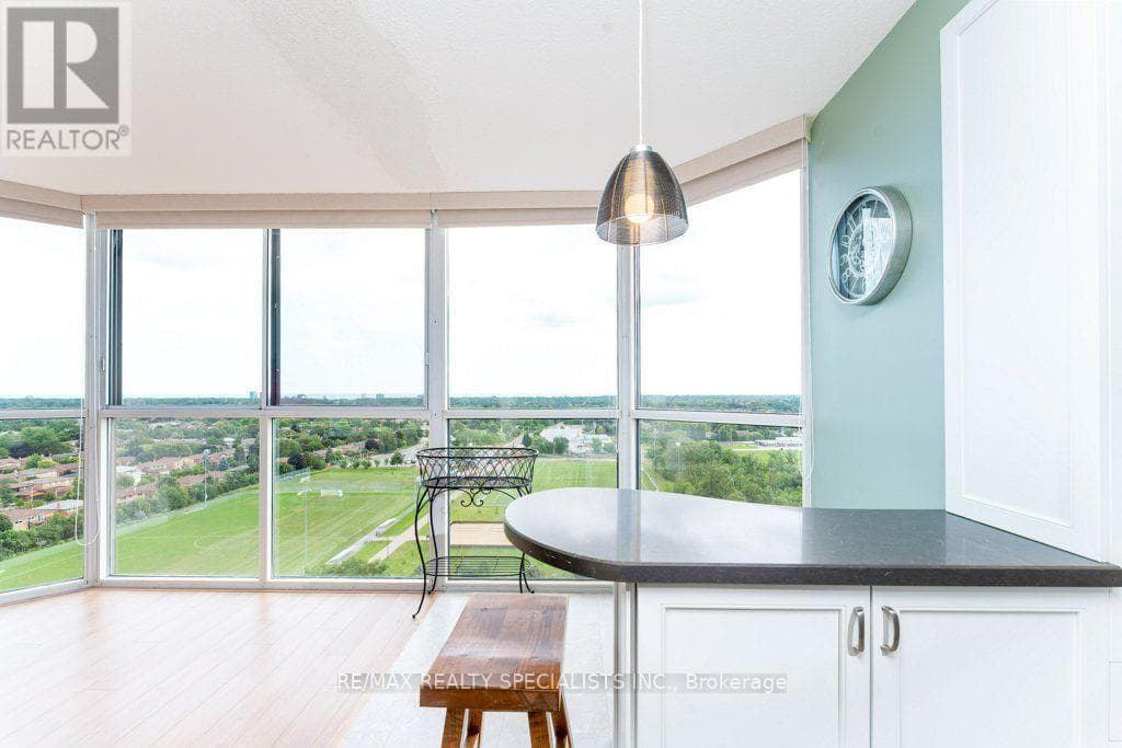 1106- 880 Dundas Street