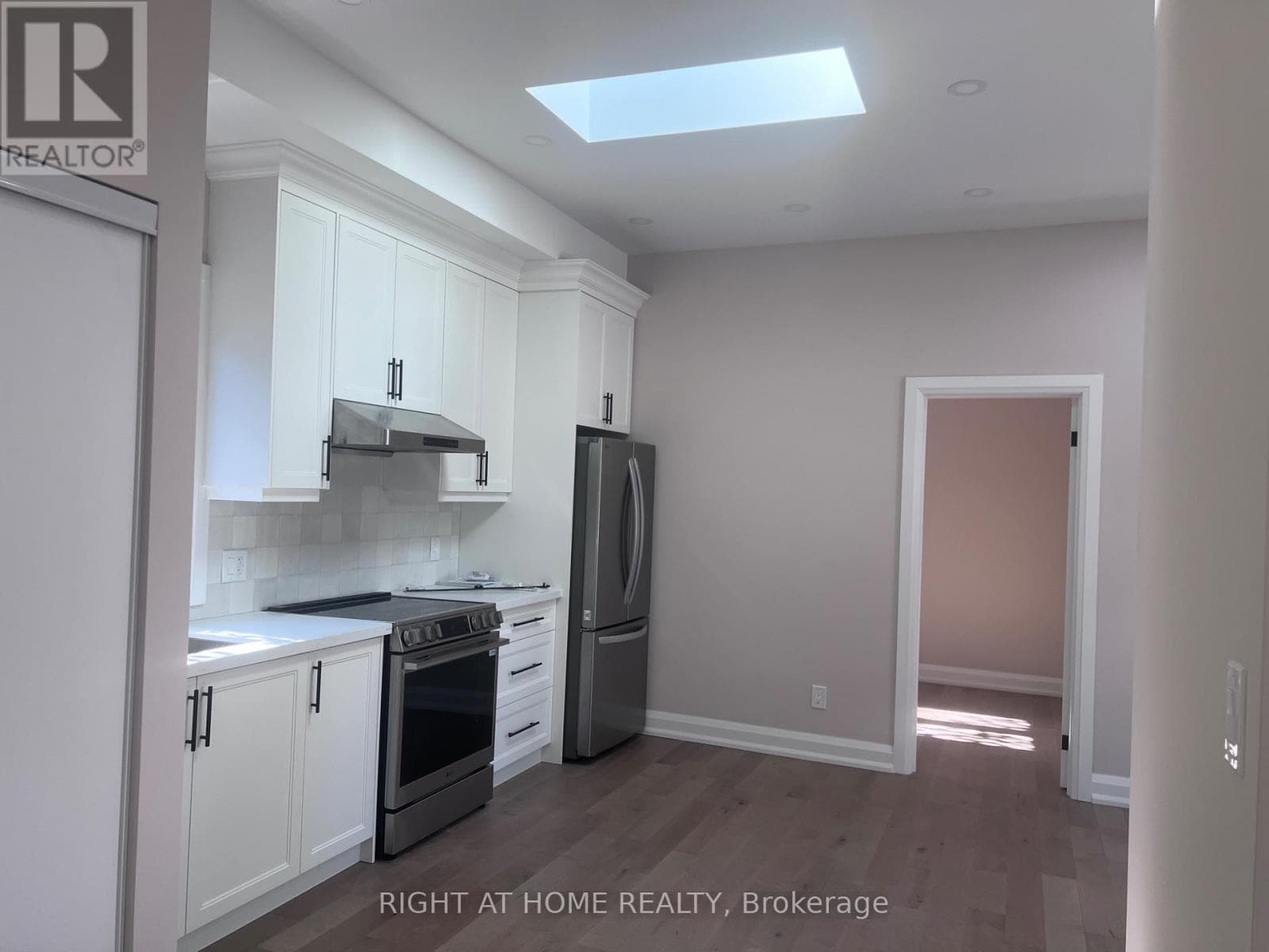 Single Family at 41 Dromore Garden Suite Crescent, Toronto (Newtonbrook West), Ontario - Photo 3 - RE/MAX Garden City Realty
