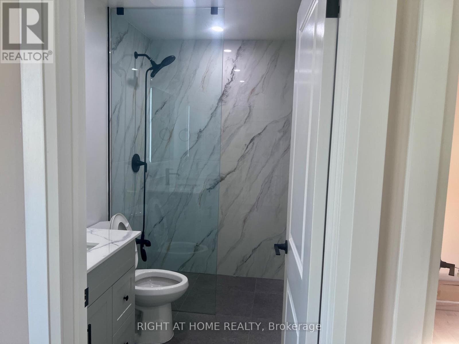 Single Family at 41 Dromore Garden Suite Crescent, Toronto (Newtonbrook West), Ontario - Photo 4 - RE/MAX Garden City Realty