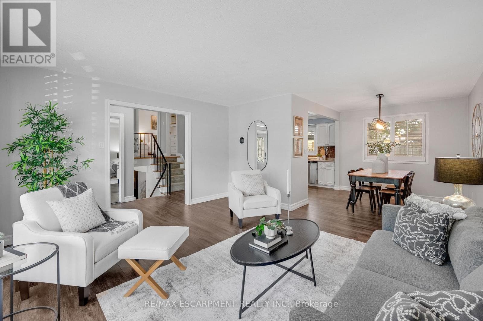 Single Family at 5073 Queen's Court, Burlington (Appleby), Ontario - Photo 6 - RE/MAX Garden City Realty