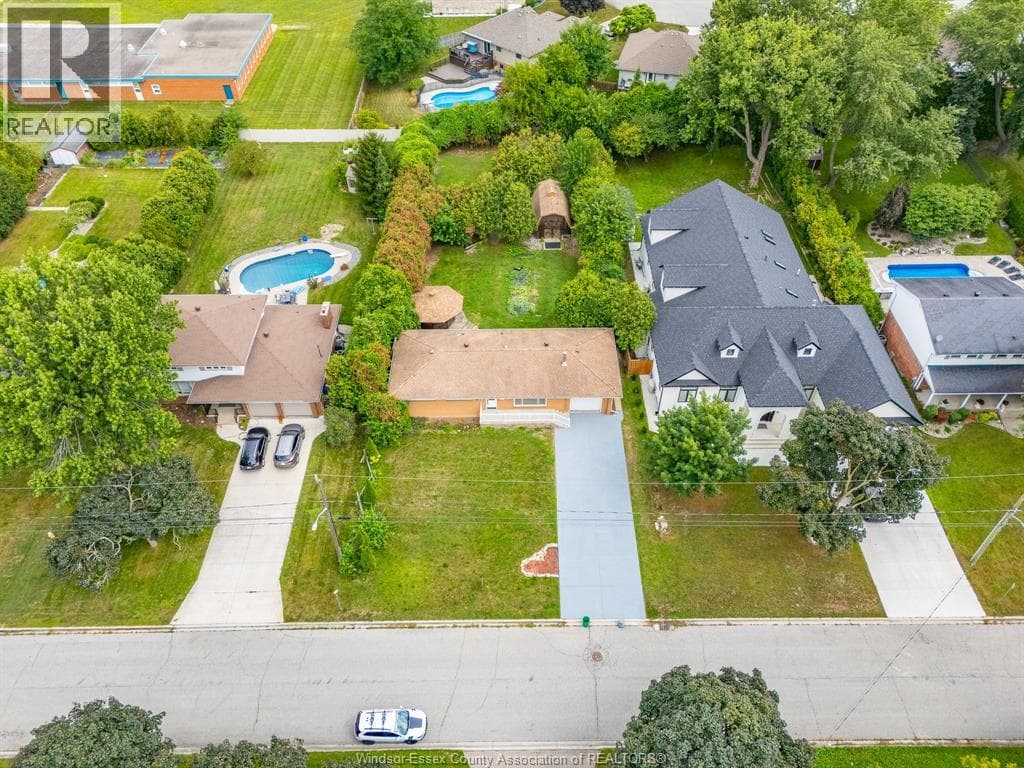 Single Family at 970 Morand Street, Windsor, Ontario - Photo 4 - RE/MAX Garden City Realty