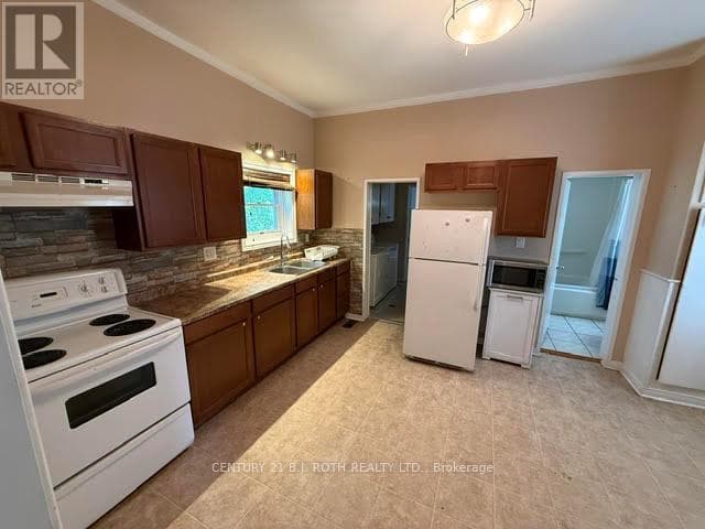 Single Family at 26 Caroline Street, Barrie (City Centre), Ontario - Photo 4 - RE/MAX Garden City Realty