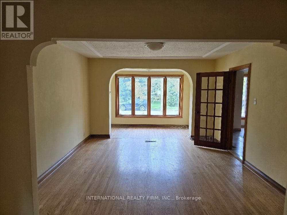 Single Family at 607 Coldstream Avenue, Toronto (Englemount-Lawrence), Ontario - Photo 4 - RE/MAX Garden City Realty
