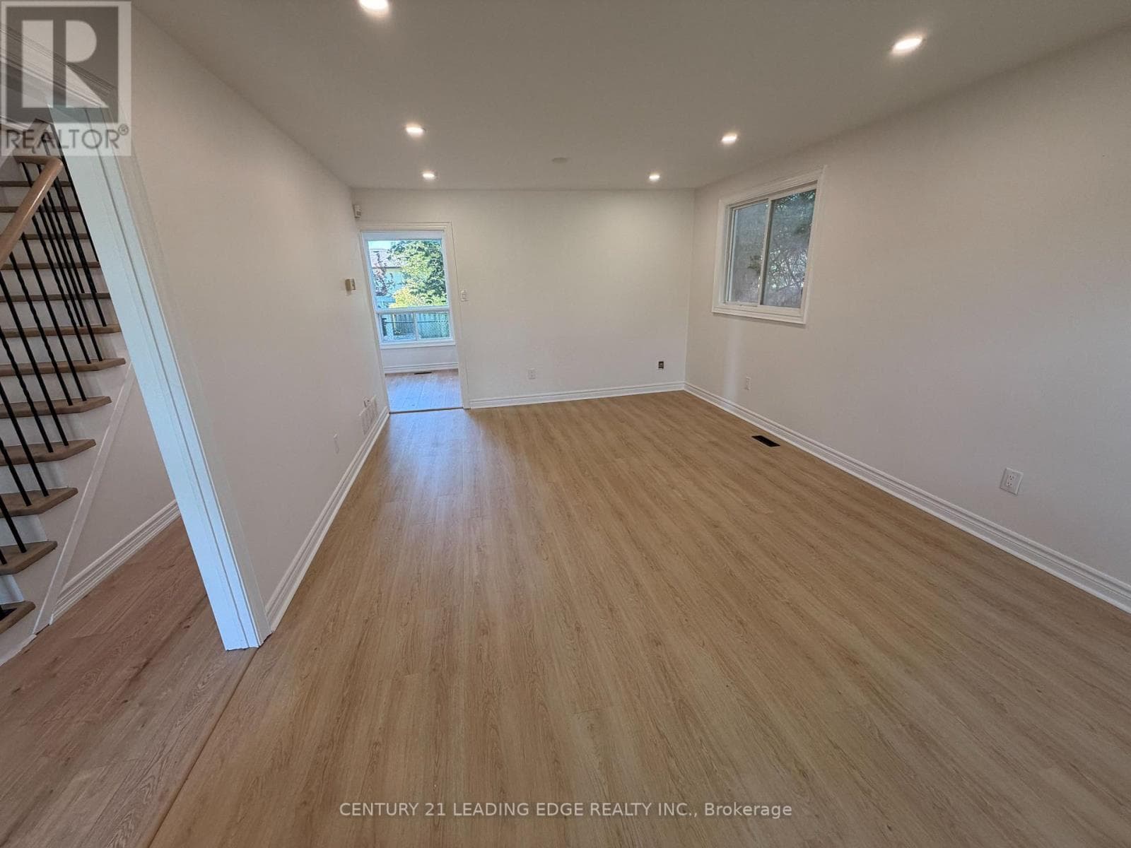 Single Family at 257 London Road, Newmarket (Bristol-London), Ontario - Photo 3 - RE/MAX Garden City Realty