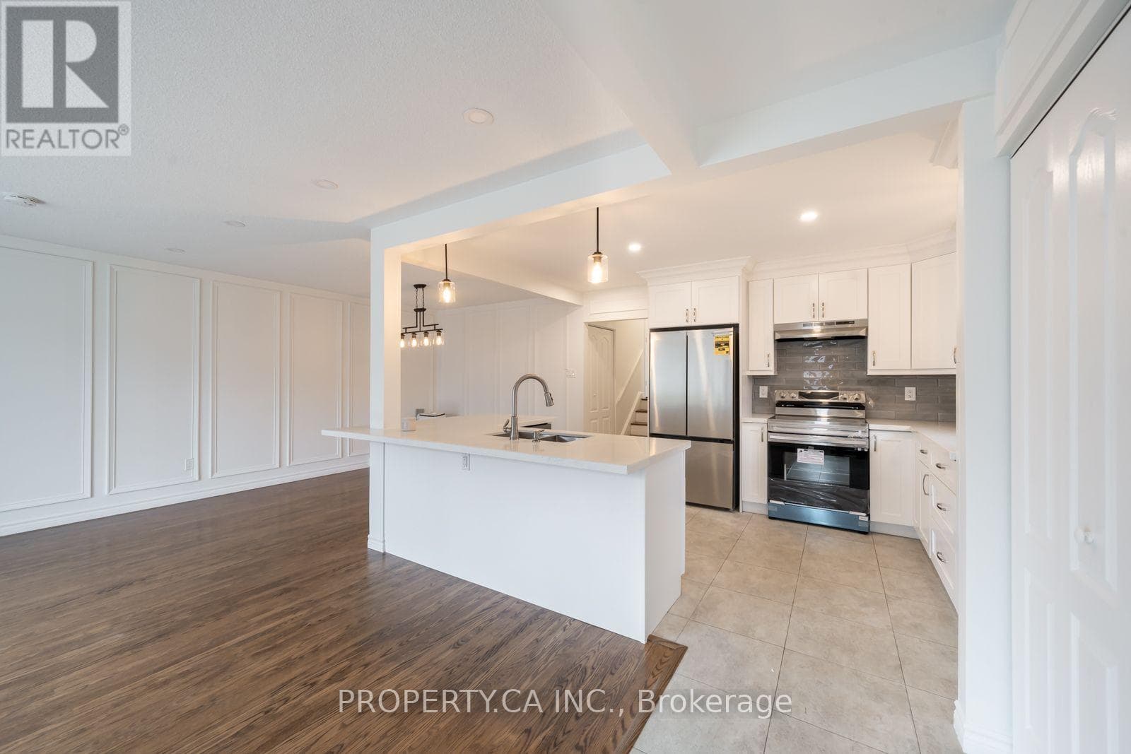 Single Family at 24 Thorncrest Road, Barrie (Allandale Heights), Ontario - Photo 3 - RE/MAX Garden City Realty