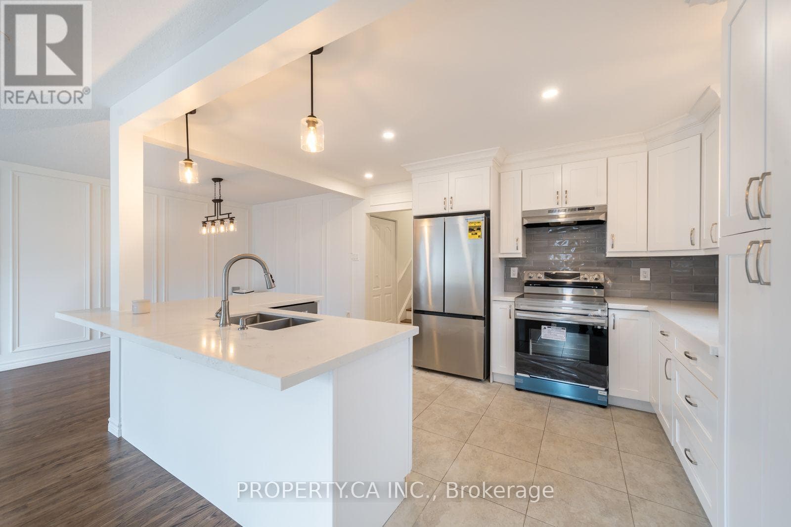 Single Family at 24 Thorncrest Road, Barrie (Allandale Heights), Ontario - Photo 4 - RE/MAX Garden City Realty