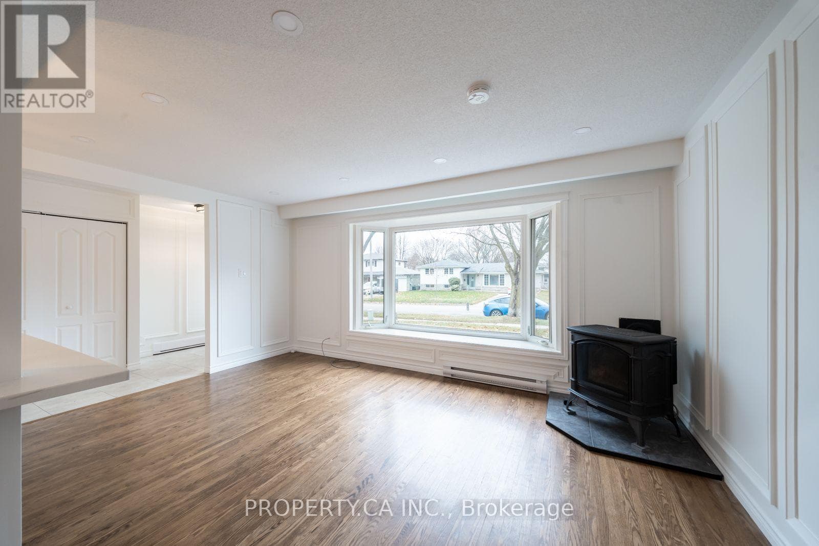 Single Family at 24 Thorncrest Road, Barrie (Allandale Heights), Ontario - Photo 7 - RE/MAX Garden City Realty