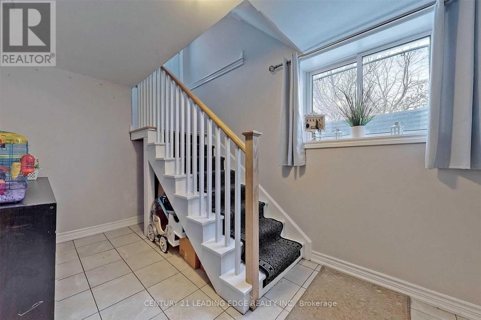 Single Family at 308 Elgin Street, Oshawa (McLaughlin), Ontario - Photo 6 - RE/MAX Garden City Realty