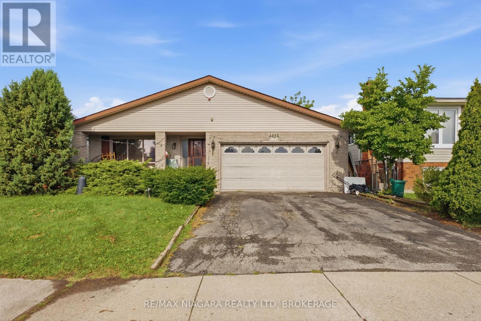 Single Family at 4989 Tara Avenue, Niagara Falls (Ascot), Ontario - Photo 2 - RE/MAX Garden City Realty