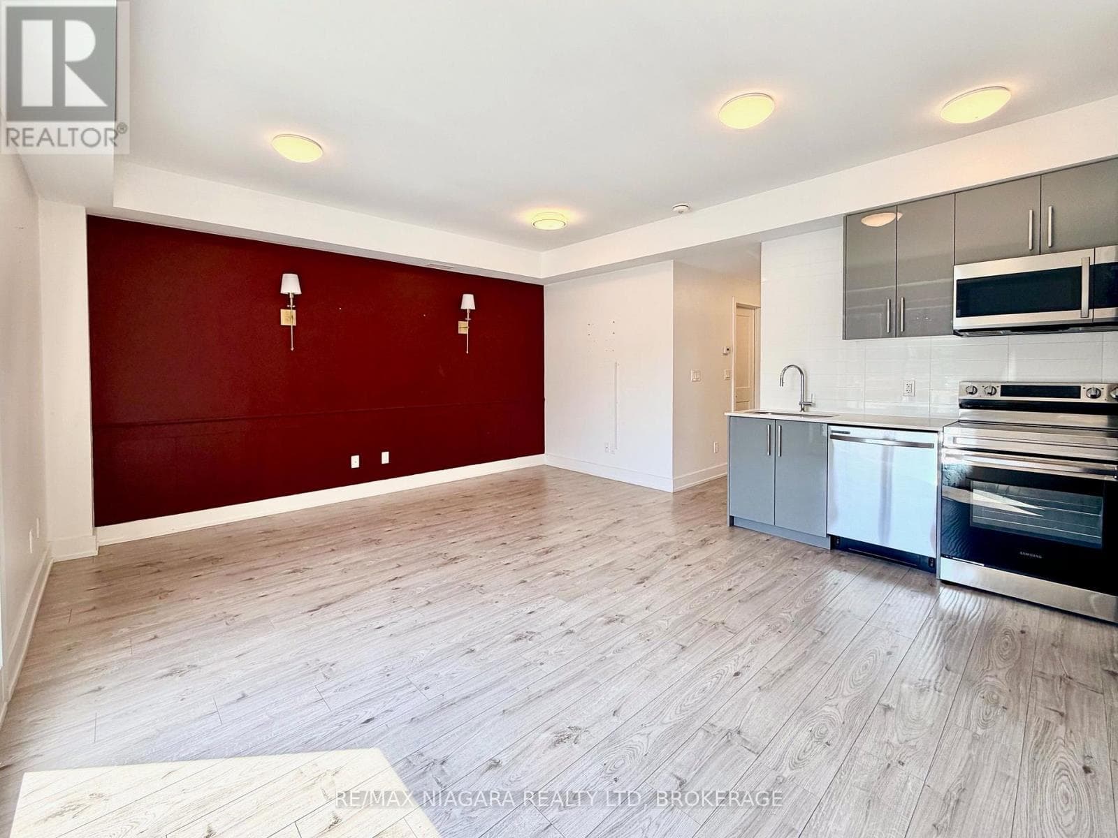 Single Family at 6065 McLeod Road, Niagara Falls (Arad/Fallsview), Ontario - Photo 2 - RE/MAX Garden City Realty