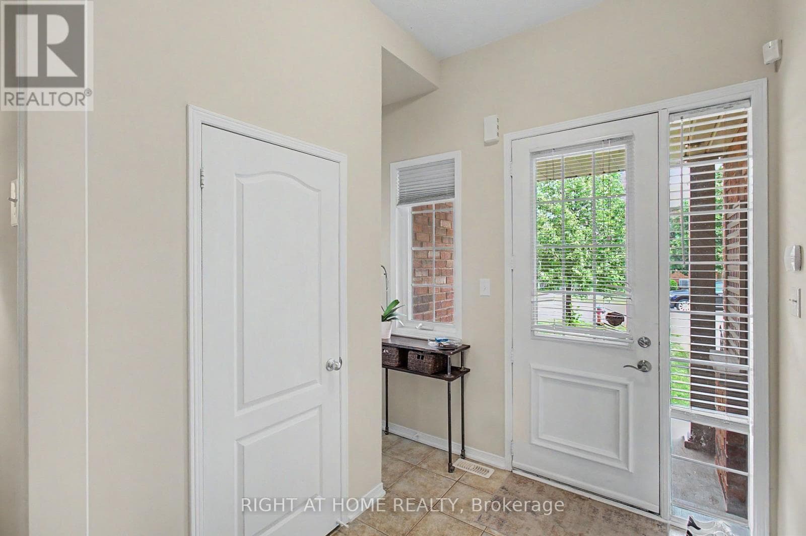 Single Family at 2051 Fiddlers Way, Oakville (WM Westmount), Ontario - Photo 4 - RE/MAX Garden City Realty