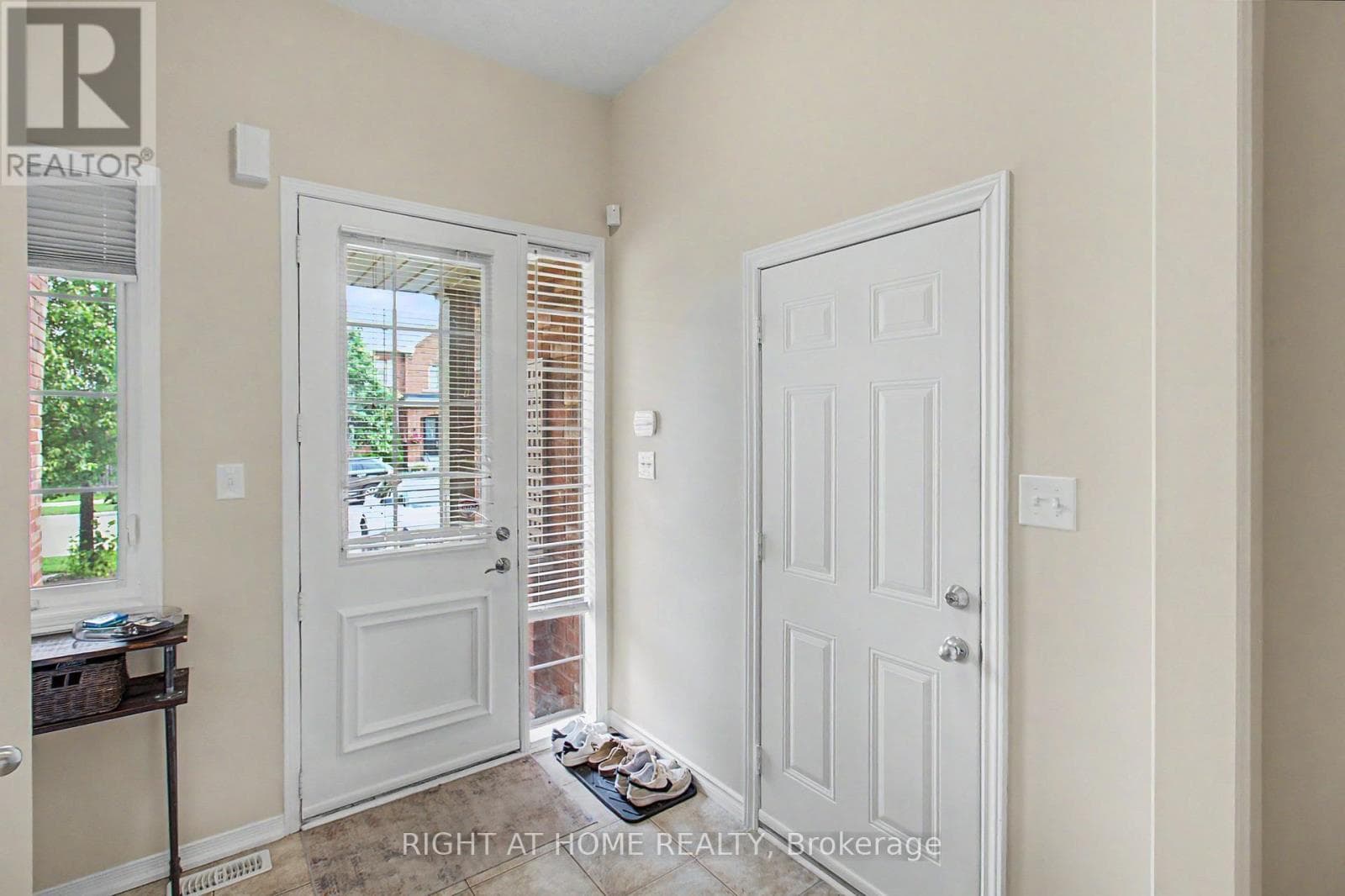 Single Family at 2051 Fiddlers Way, Oakville (WM Westmount), Ontario - Photo 5 - RE/MAX Garden City Realty