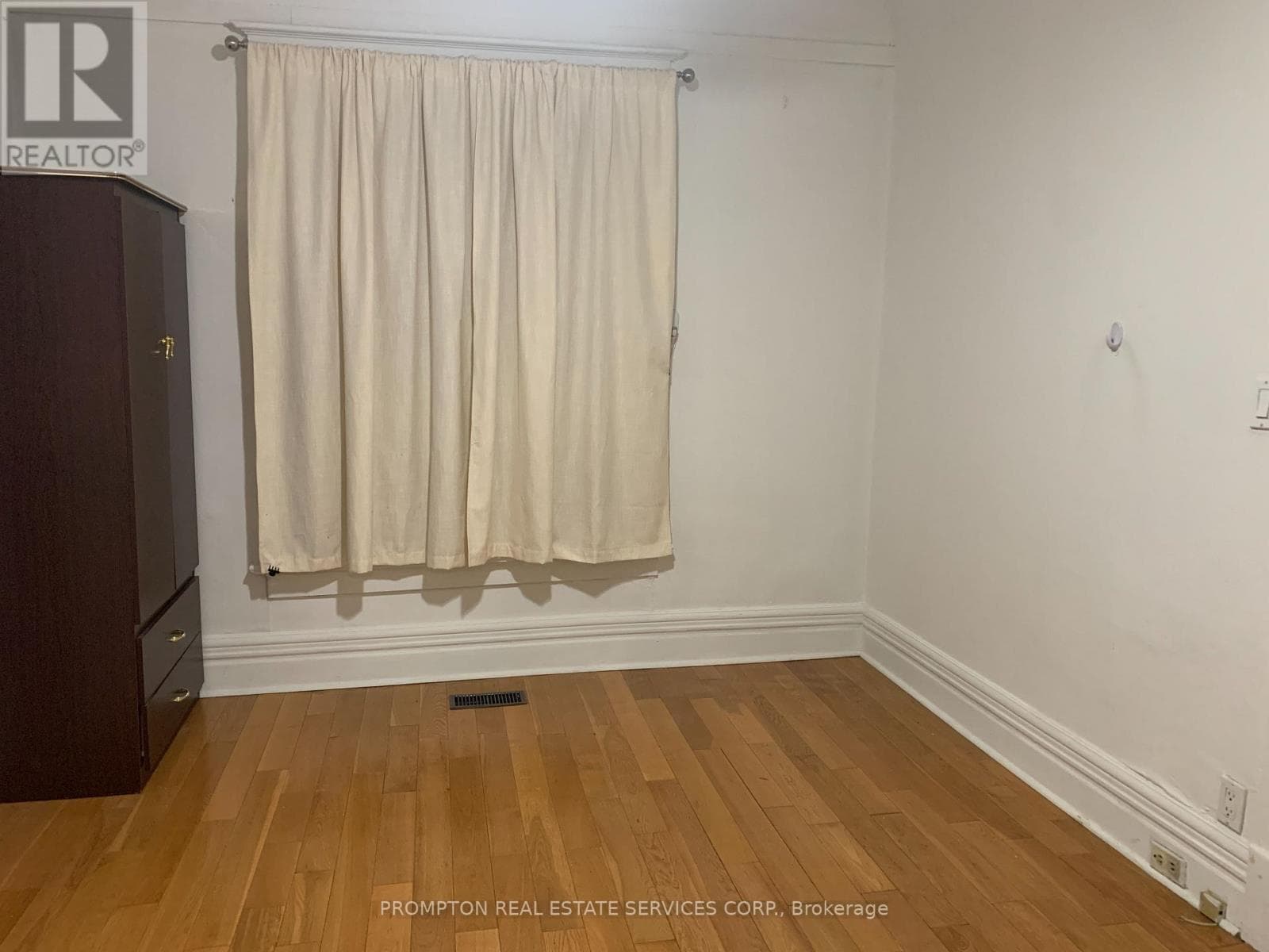 Single Family at 700 Dufferin Street, Toronto (Little Portugal), Ontario - Photo 4 - RE/MAX Garden City Realty