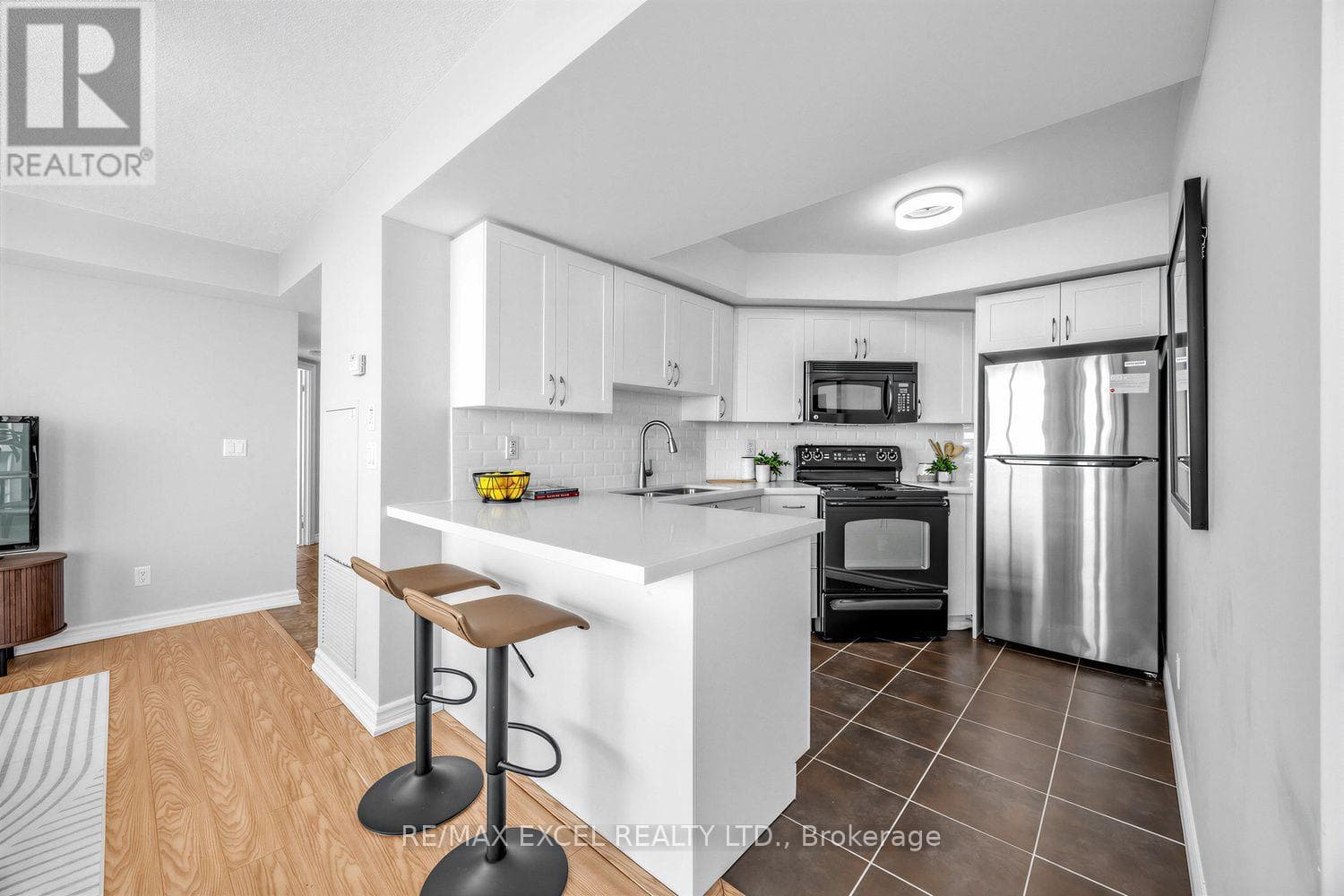 Single Family at 916- 340 Watson Street, Whitby (Port Whitby), Ontario - Photo 8 - RE/MAX Garden City Realty