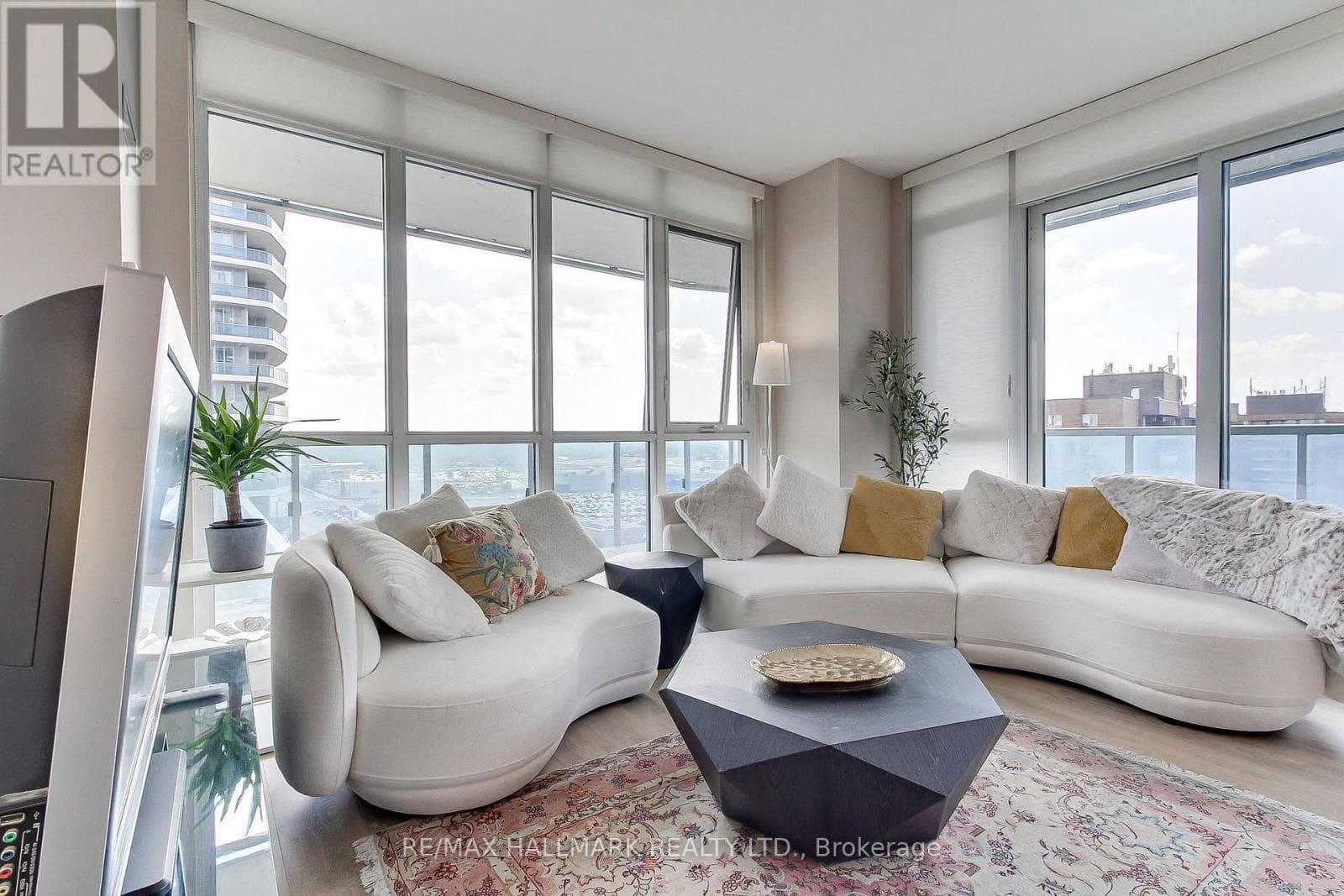 910- 9471 Yonge Street