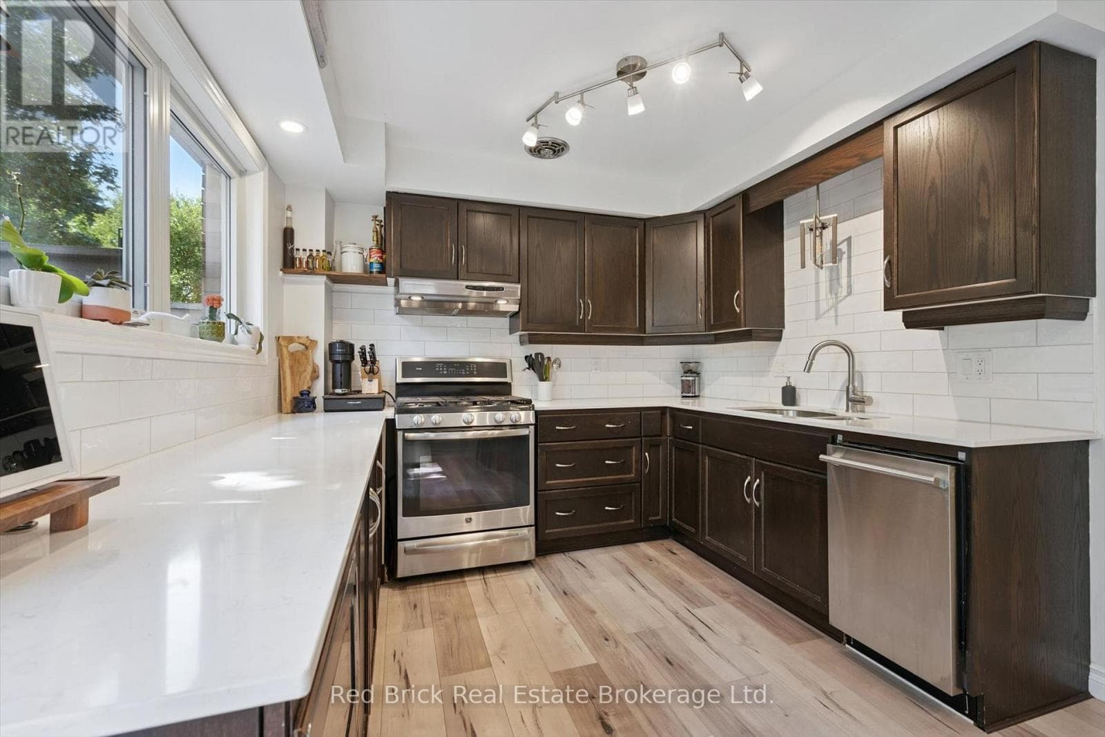 Single Family at 436 Willow Road, Guelph (Willow West/Sugarbush/West Acres), Ontario - Photo 8 - RE/MAX Garden City Realty