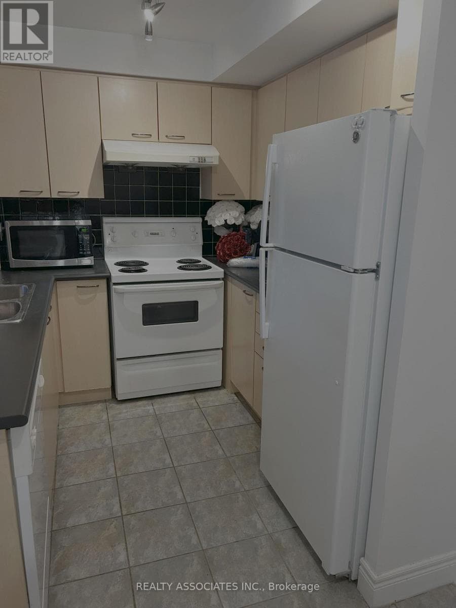 Single Family at 902- 62 Suncrest Boulevard, Markham (Commerce Valley), Ontario - Photo 10 - RE/MAX Garden City Realty
