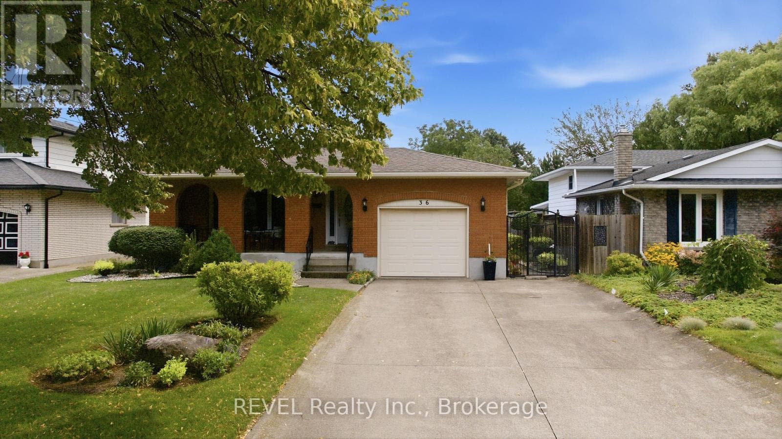 Single Family at 36 Ramsey Street, St. Catharines (Lakeport), Ontario - Photo 2 - RE/MAX Garden City Realty