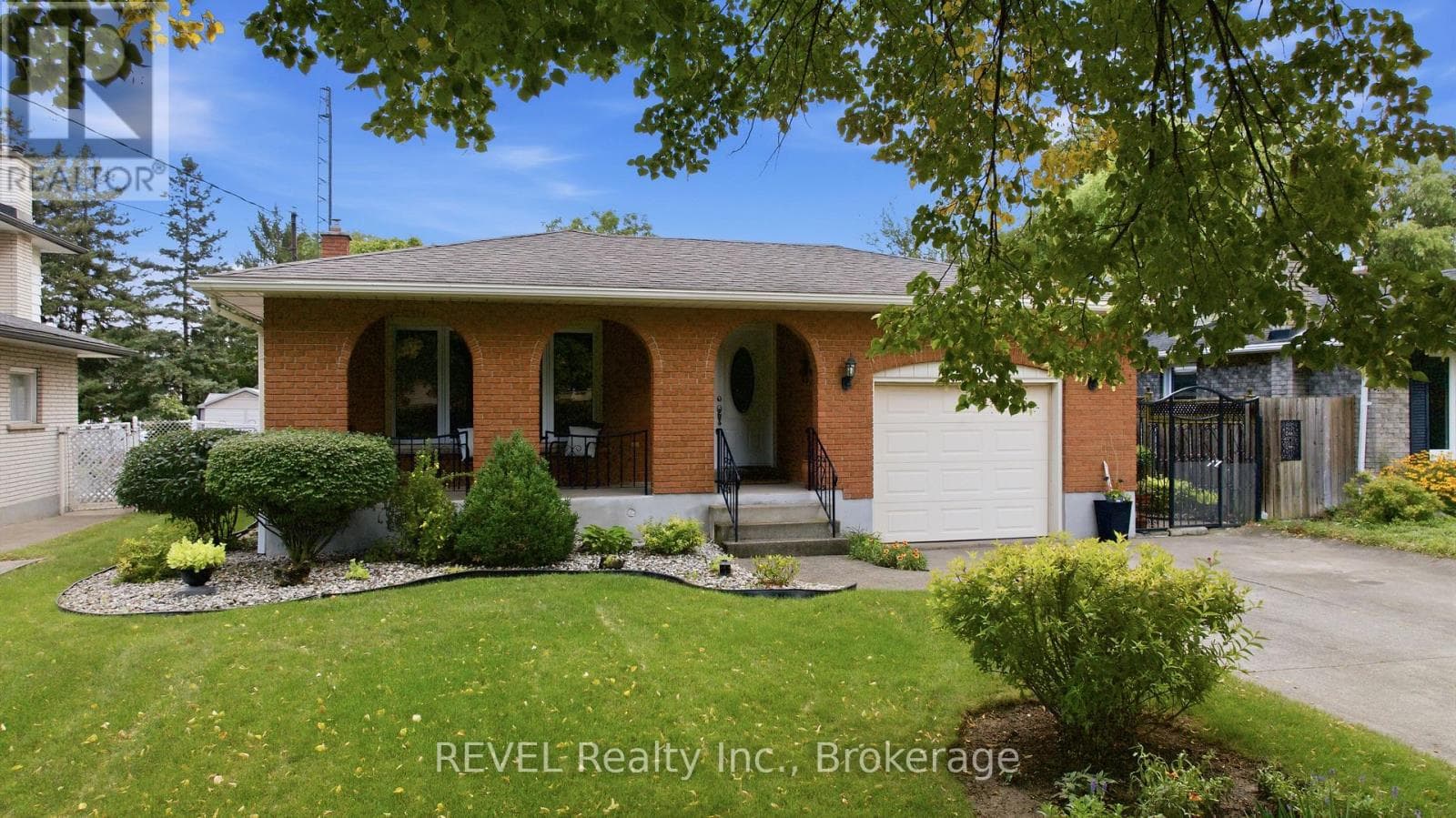 Single Family at 36 Ramsey Street, St. Catharines (Lakeport), Ontario - Photo 3 - RE/MAX Garden City Realty