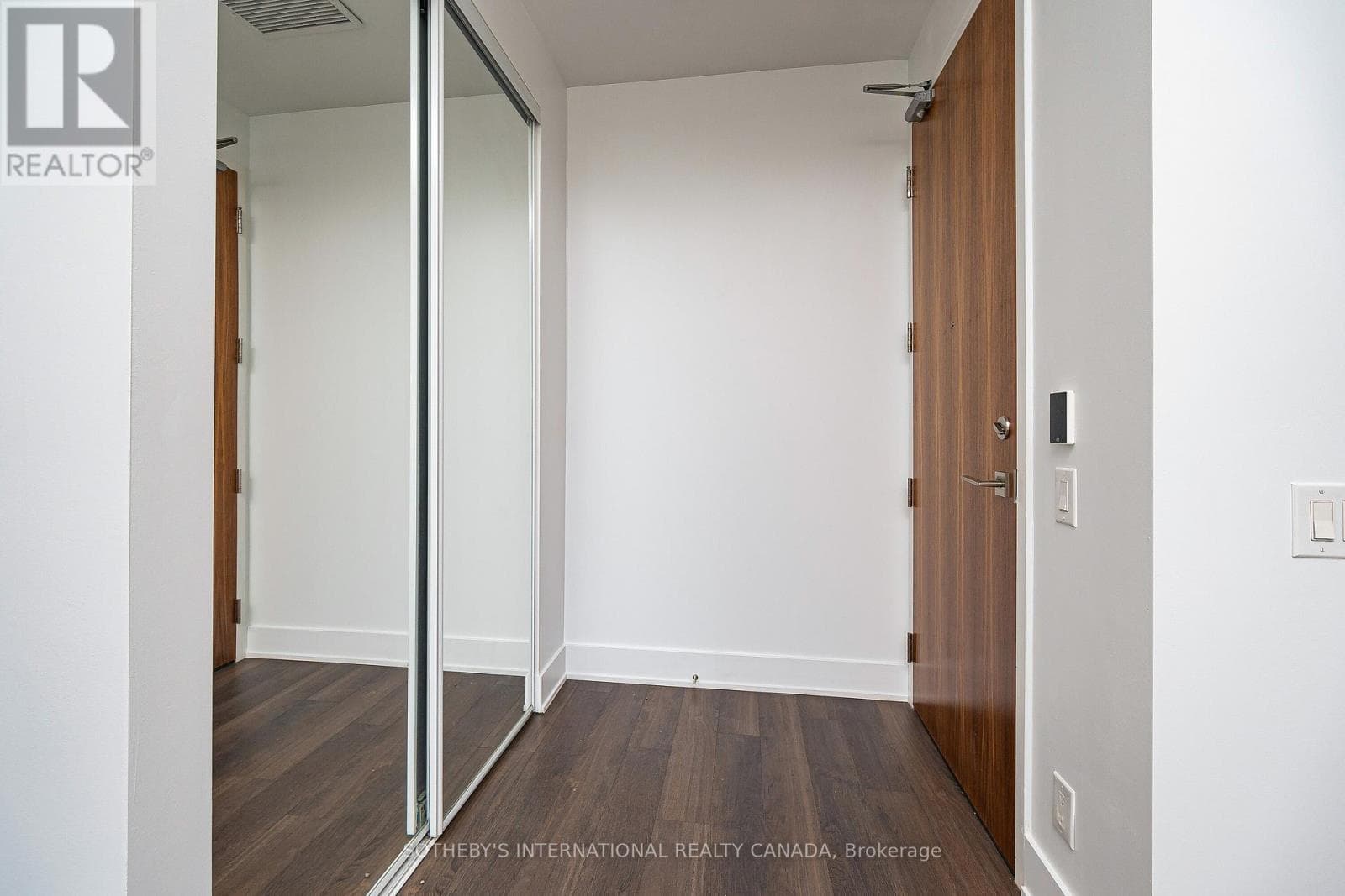 Single Family at 406- 111 St Clair Avenue, Toronto (Yonge-St. Clair), Ontario - Photo 4 - RE/MAX Garden City Realty