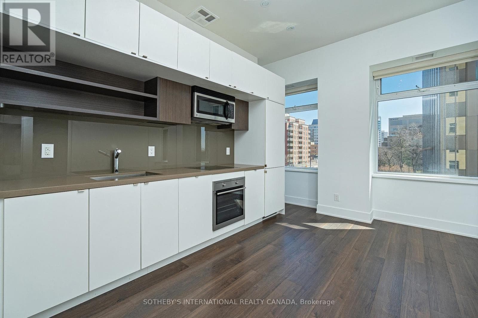Single Family at 406- 111 St Clair Avenue, Toronto (Yonge-St. Clair), Ontario - Photo 6 - RE/MAX Garden City Realty