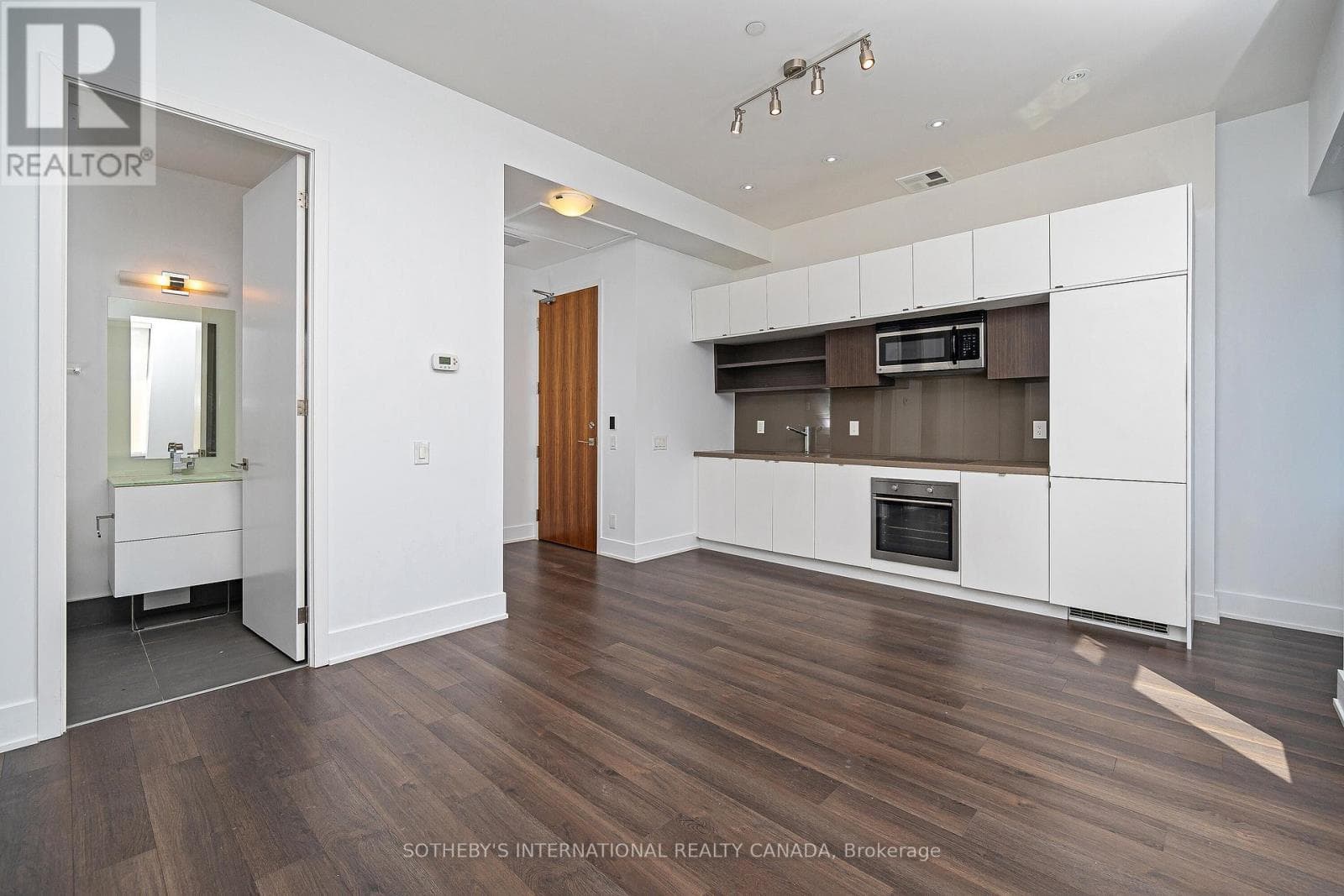 Single Family at 406- 111 St Clair Avenue, Toronto (Yonge-St. Clair), Ontario - Photo 7 - RE/MAX Garden City Realty