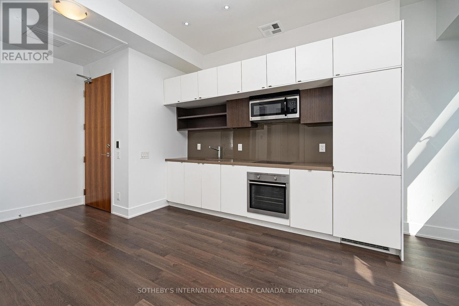 Single Family at 406- 111 St Clair Avenue, Toronto (Yonge-St. Clair), Ontario - Photo 8 - RE/MAX Garden City Realty