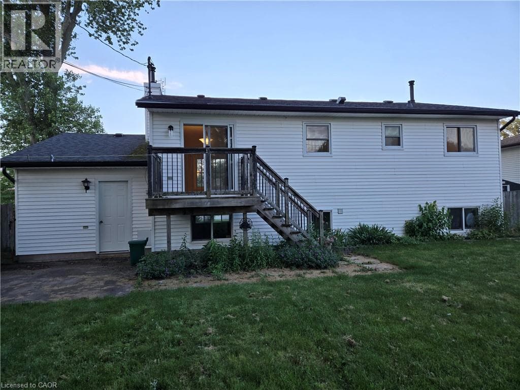 Single Family at 697 FERNDALE Avenue, Fort Erie, Ontario - Photo 4 - RE/MAX Garden City Realty
