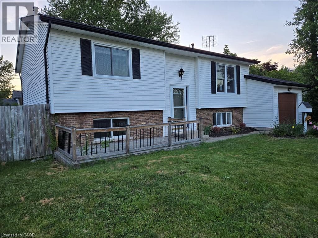 Single Family at 697 FERNDALE Avenue, Fort Erie, Ontario - Photo 3 - RE/MAX Garden City Realty