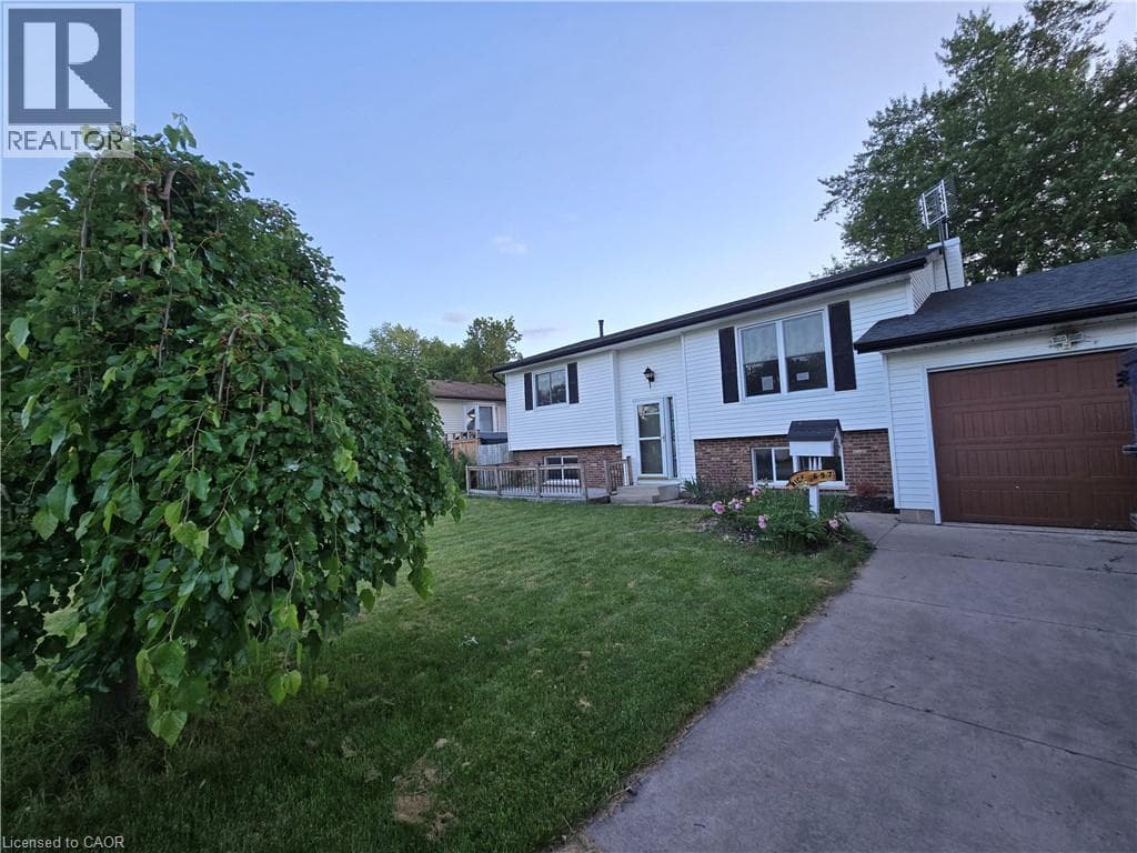 Single Family at 697 FERNDALE Avenue, Fort Erie, Ontario - Photo 2 - RE/MAX Garden City Realty