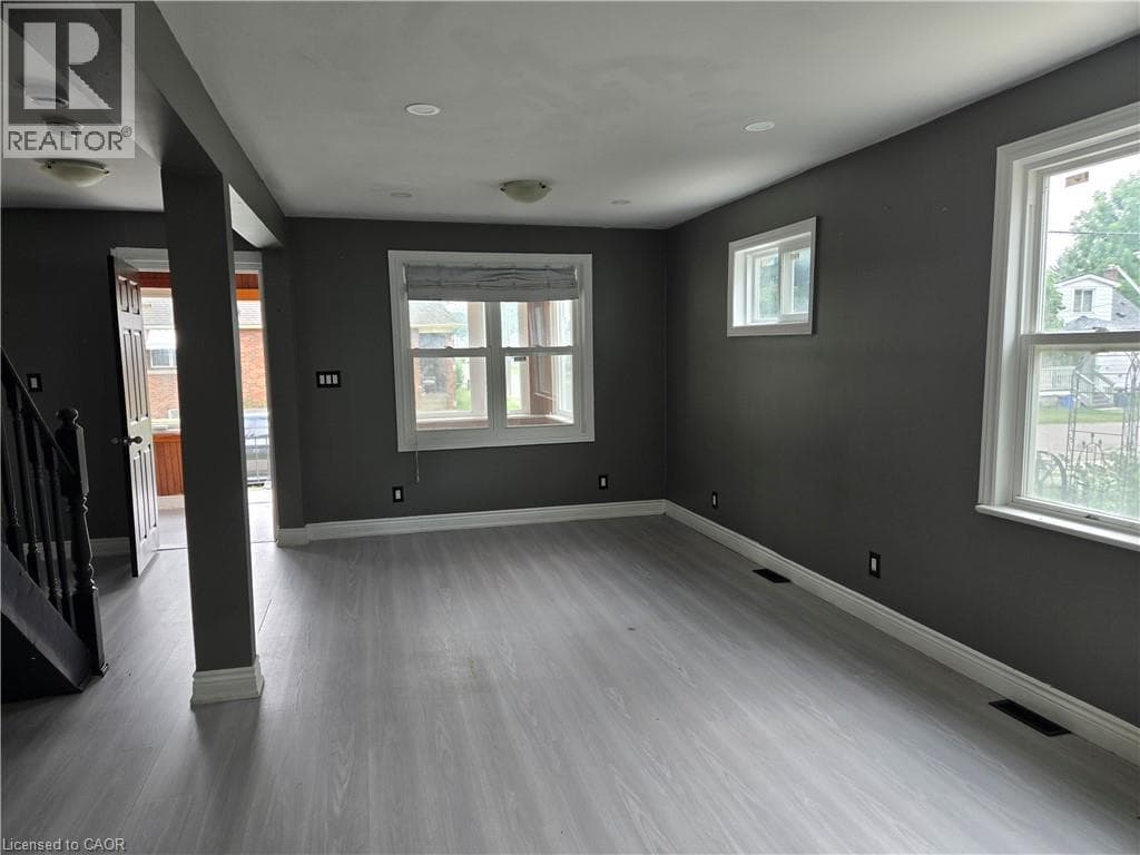 Single Family at 6269 FRANKLIN Avenue, Niagara Falls, Ontario - Photo 4 - RE/MAX Garden City Realty