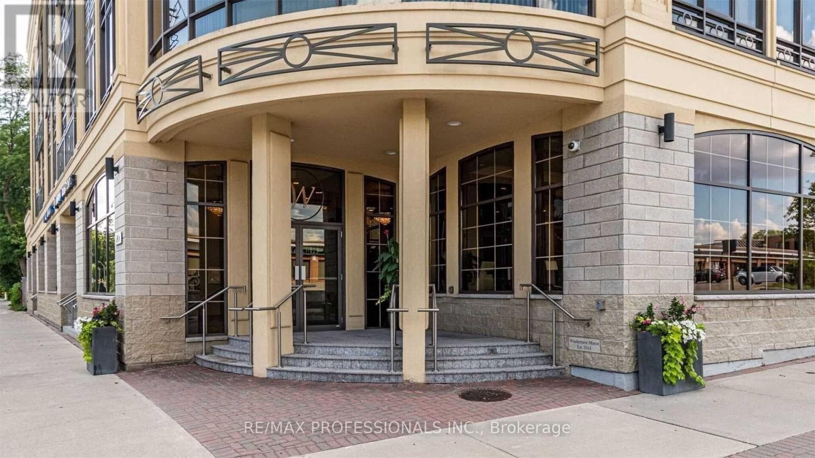 Single Family at 208- 205 Lakeshore Road, Oakville (CO Central), Ontario - Photo 2 - RE/MAX Garden City Realty