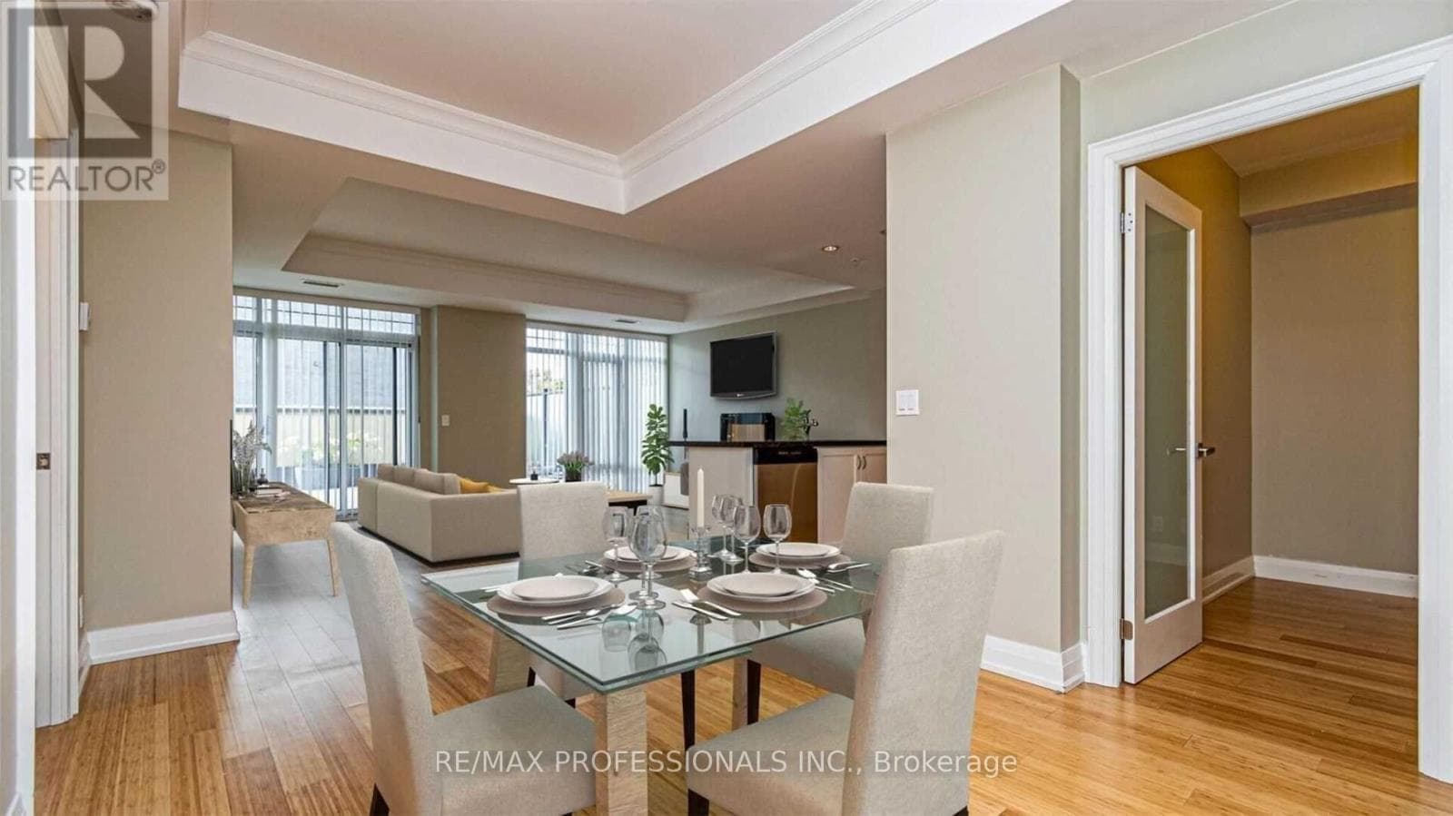Single Family at 208- 205 Lakeshore Road, Oakville (CO Central), Ontario - Photo 5 - RE/MAX Garden City Realty