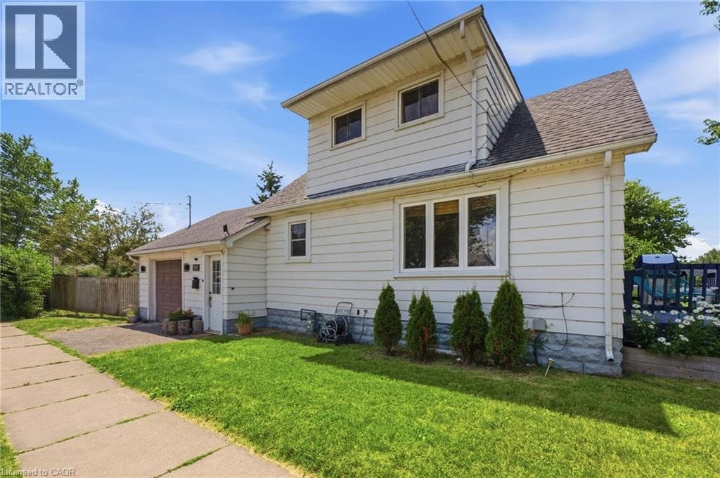 Single Family at 1217 ORCHARD Avenue, Fort Erie, Ontario - Photo 3 - RE/MAX Garden City Realty
