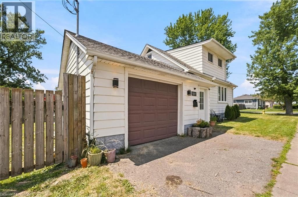 Single Family at 1217 ORCHARD Avenue, Fort Erie, Ontario - Photo 4 - RE/MAX Garden City Realty