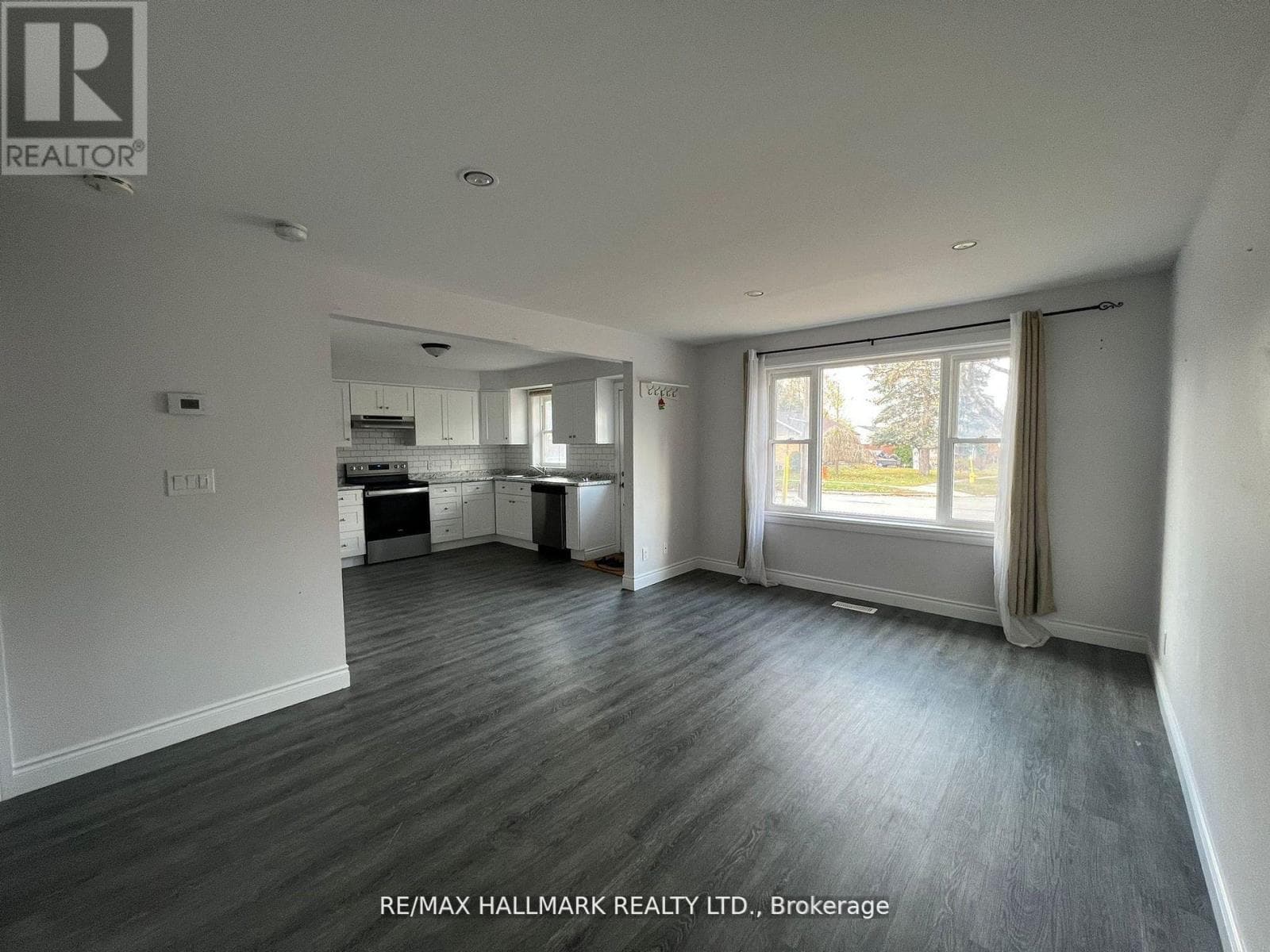 Single Family at Main- 261 Wellington Street, Barrie (Codrington), Ontario - Photo 3 - RE/MAX Garden City Realty