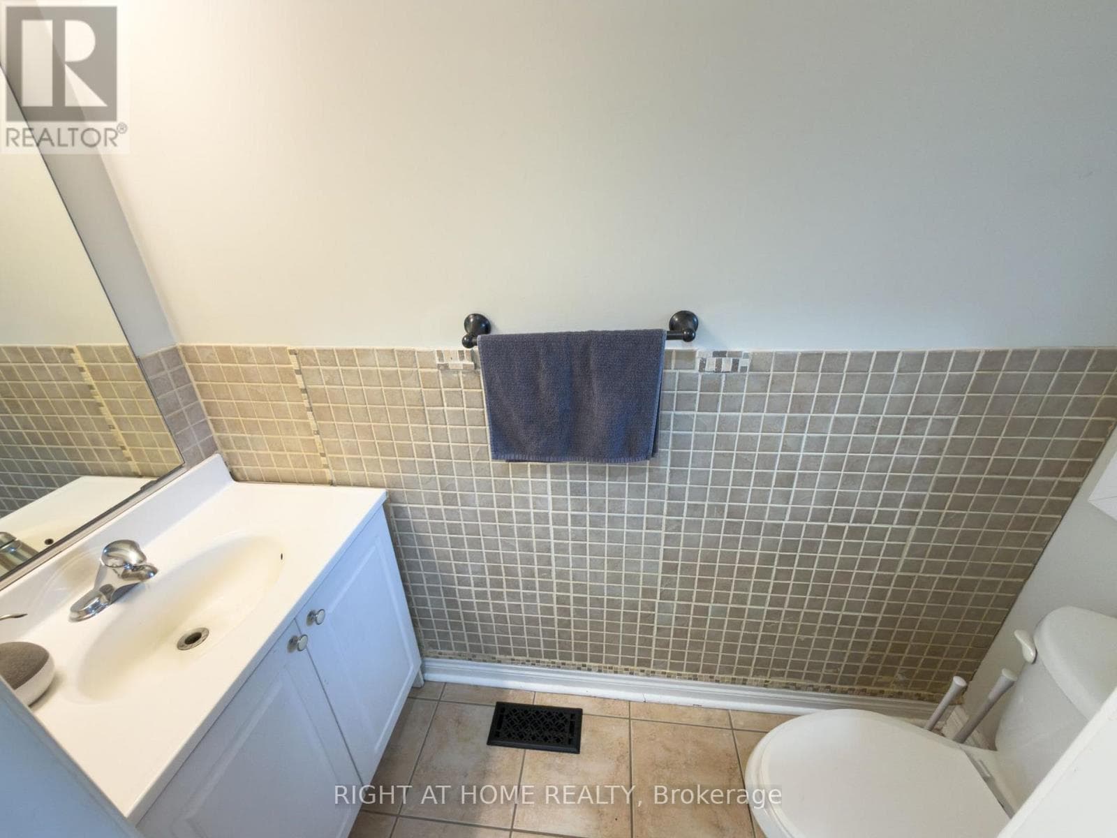 Single Family at 6683 Opera Glass Crescent, Mississauga (Meadowvale Village), Ontario - Photo 5 - RE/MAX Garden City Realty